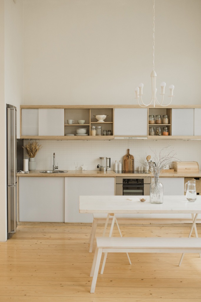 Spacious minimalist cooking and prep area